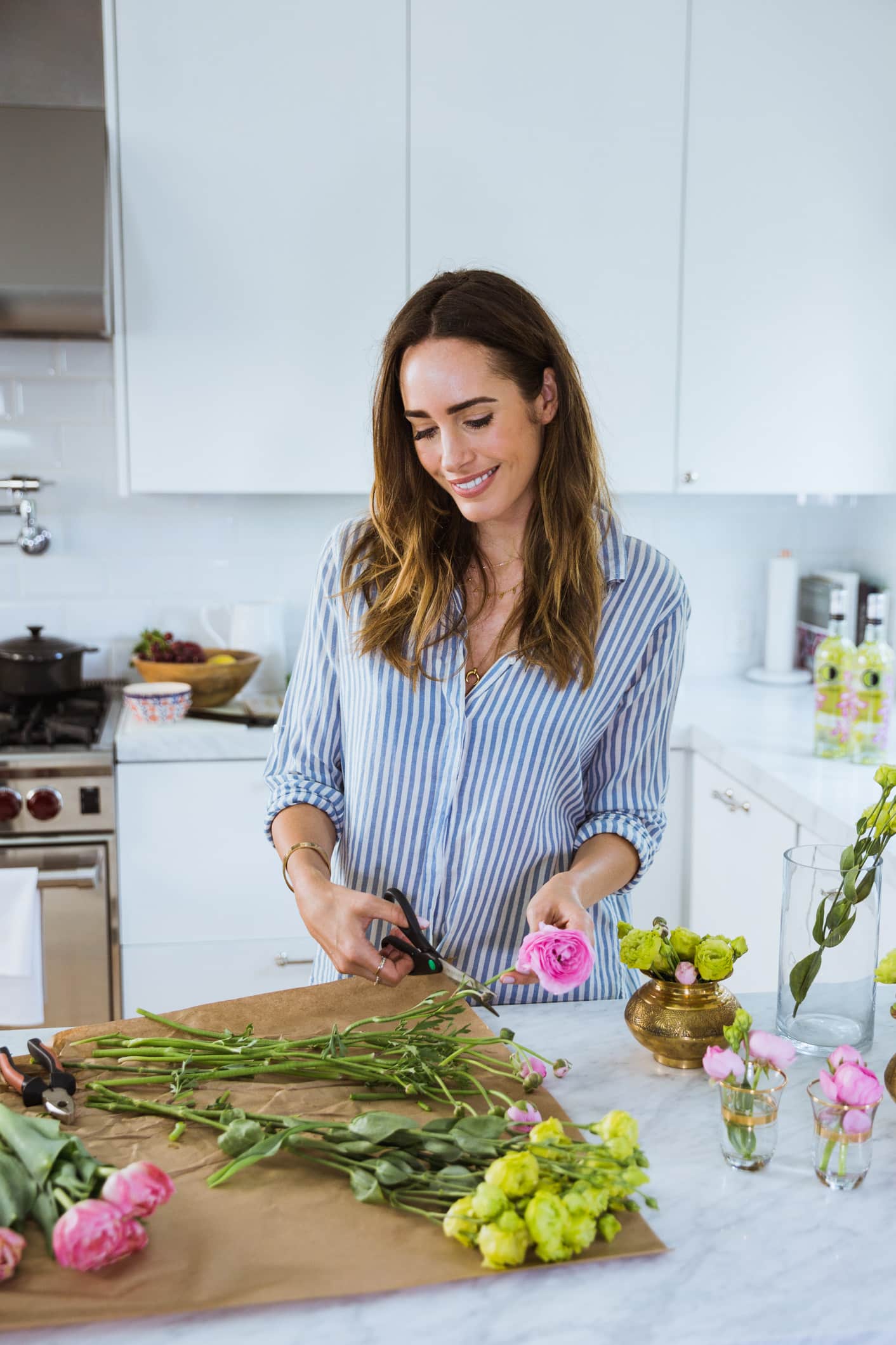 Louise Roe making a Slim Aarons inspired summer party flower arrangement at her Los Angeles home