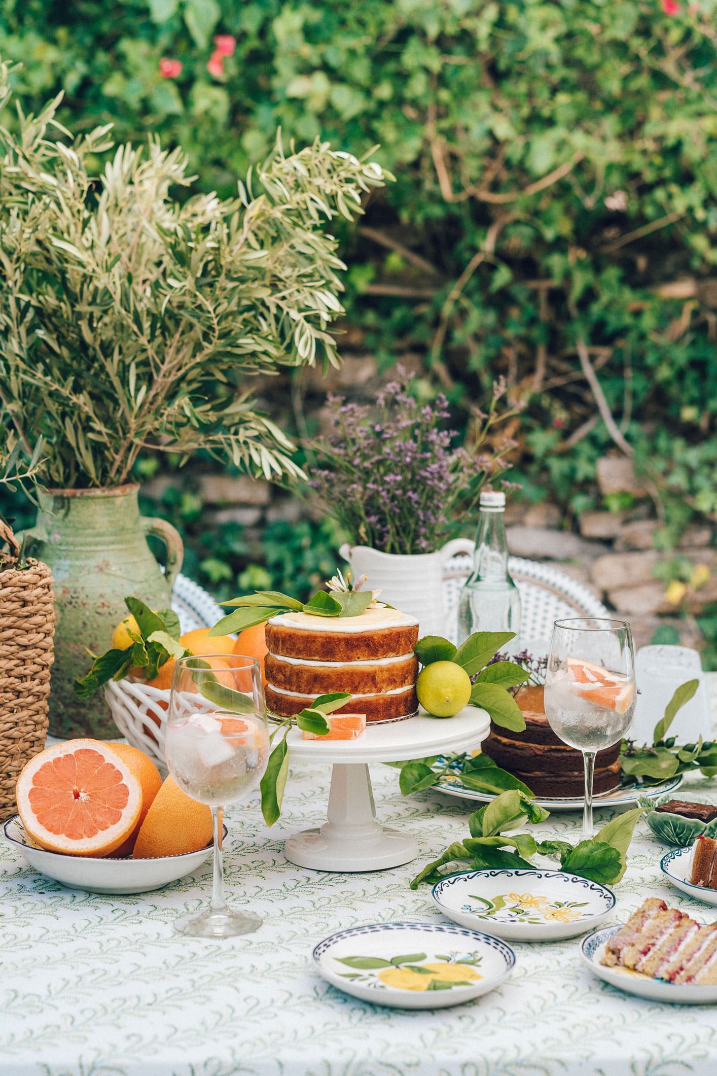 Cake and Cocktails: 3 Tips For Hosting The Perfect Summer Party