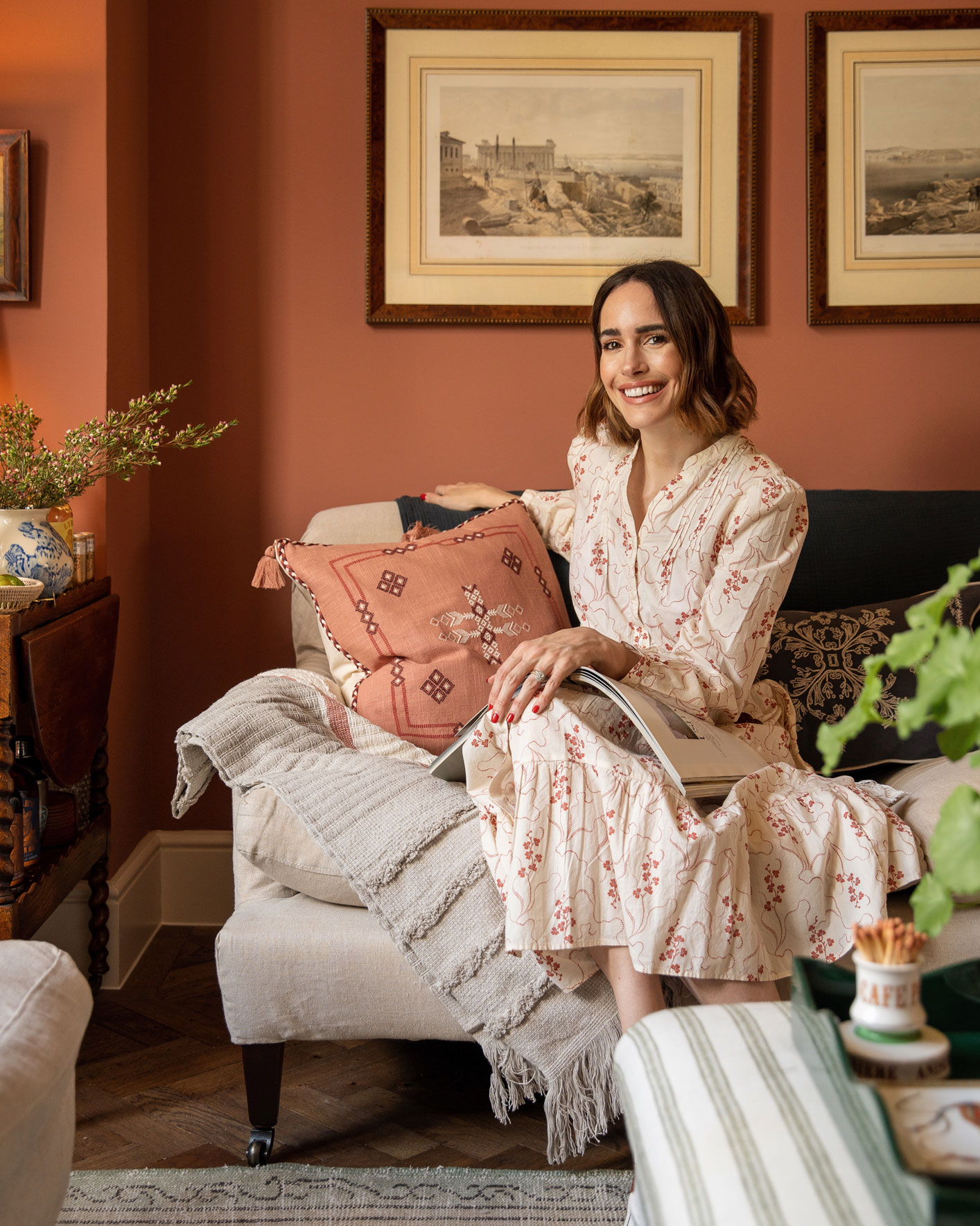 Louise Roe on the sofa shopping for Cybermonday